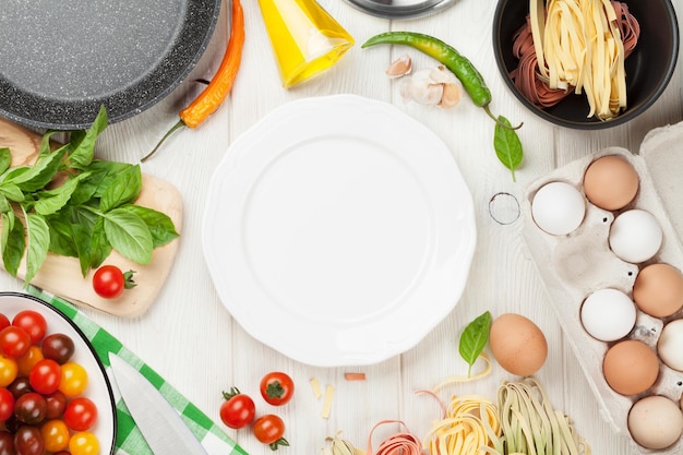 Stół z naczyniami kuchennymi